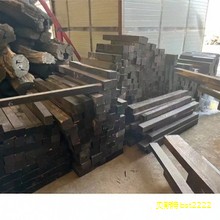 想把爬楼梯变成一段诗意的体验,可以尝试原木风格的实木楼梯并配上通透的玻璃扶手。这类设计不仅美观,还更利于孩子在玩耍时的安全。 想把爬楼梯变成一段诗意的体验,可以尝试原木风格的实木楼梯并配上通透的玻璃扶手。这类设计不仅美观,还更利于孩子在玩耍时的安全。