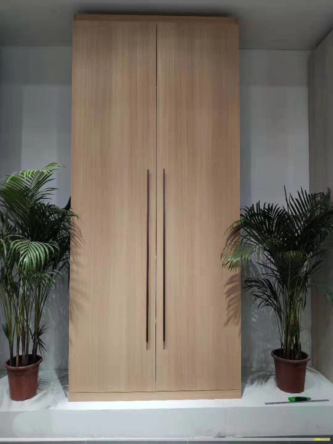 家居装修中橱柜与衣柜的材料选择越来越关键，定制化的尺寸和质量要求也随之提高。下面归纳六种常见材料的特点、优缺点与选购要点，供您在装修时参考。