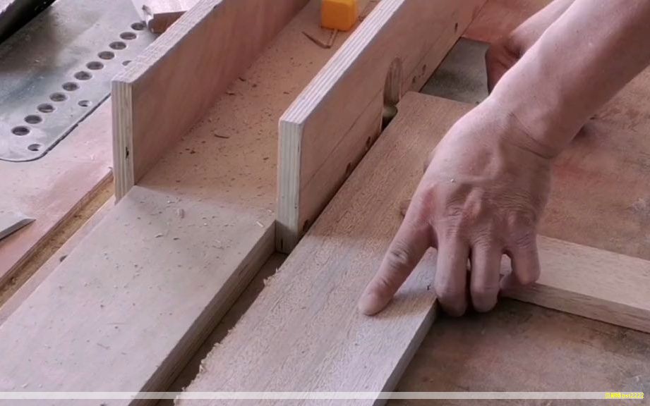 哈喽朋友们,这里是小冷3分钟干货频道。今天聊一聊餐桌的选择与搭配,聚焦实木与岩板两大材质的差异,以及如何选到高颜值、实用并存的餐桌。 哈喽朋友们,这里是小冷3分钟干货频道。今天聊一聊餐桌的选择与搭配,聚焦实木与岩板两大材质的差异,以及如何选到高颜值、实用并存的餐桌。