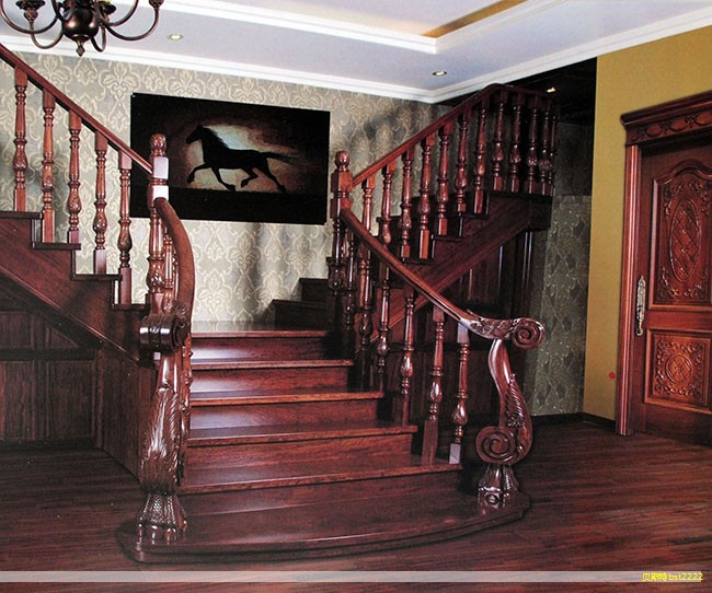 朋友问实木地板到底好不好、环保与否,以及家里有小宝宝时是否适用。其实只要选对、避坑,实木地板值得考虑。木地板的脚感往往是很多家庭喜爱它的原因之一。但要真正买对,还要认清其中的差异和陷阱,因为“实木地板”这个名目下在市场上混用的品类还挺多。 朋友问实木地板到底好不好、环保与否,以及家里有小宝宝时是否适用。其实只要选对、避坑,实木地板值得考虑。木地板的脚感往往是很多家庭喜爱它的原因之一。但要真正买对,还要认清其中的差异和陷阱,因为“实木地板”这个名目下在市场上混用的品类还挺多。