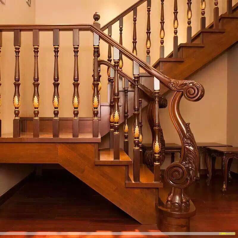 我们走访了一家实木大板工厂,车间里聚集着数百名师傅,衣衫上沾满灰尘,口罩稀少,现场的灰尘让人心酸。厂门口原本的空地如今被巨大的原木堆积占满,厂房内整齐摆放着各式实木大板,来自全国各地的家具商场纷纷来此进货,甚至有富豪驾车排队购买,原因很简单:出厂价最低、品质稳定。 我们走访了一家实木大板工厂,车间里聚集着数百名师傅,衣衫上沾满灰尘,口罩稀少,现场的灰尘让人心酸。厂门口原本的空地如今被巨大的原木堆积占满,厂房内整齐摆放着各式实木大板,来自全国各地的家具商场纷纷来此进货,甚至有富豪驾车排队购买,原因很简单:出厂价最低、品质稳定。