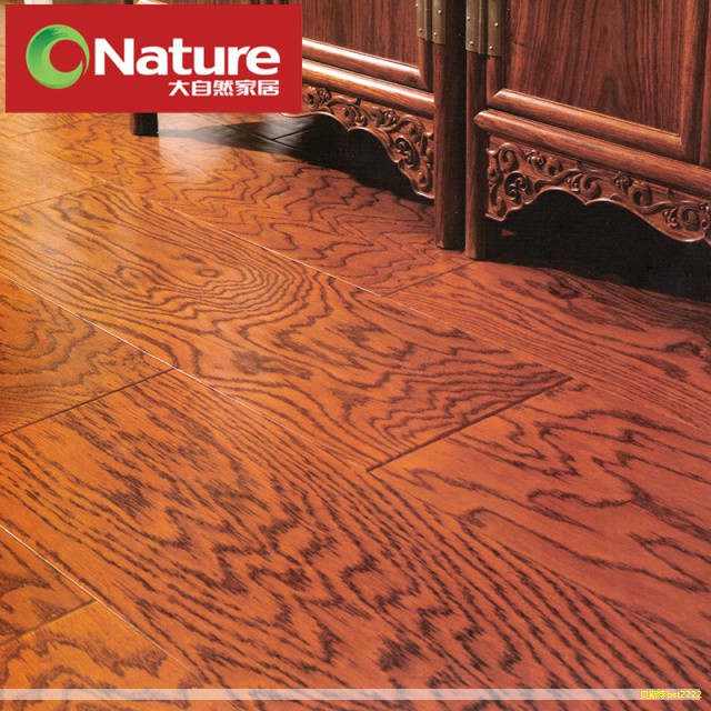 床的尺寸与床垫的尺寸并非同一概念。常见的床宽有1.5米和1.8米,长度通常取2米。但这些数值指的是床垫的尺寸,床的实际尺寸还要加上床框的宽度。床分为内嵌式和齐边式两种:内嵌式是床垫嵌在床框内,床框比床垫大一圈,因此最终宽度会增大;齐边式则床边与床垫边缘齐平,最终尺寸等同于床垫的尺寸。选购时应先确定家中可用空间,再确定床的实际尺寸,以避免买回去后发现放不下的尴尬。 床的尺寸与床垫的尺寸并非同一概念。常见的床宽有1.5米和1.8米,长度通常取2米。但这些数值指的是床垫的尺寸,床的实际尺寸还要加上床框的宽度。床分为内嵌式和齐边式两种:内嵌式是床垫嵌在床框内,床框比床垫大一圈,因此最终宽度会增大;齐边式则床边与床垫边缘齐平,最终尺寸等同于床垫的尺寸。选购时应先确定家中可用空间,再确定床的实际尺寸,以避免买回去后发现放不下的尴尬。