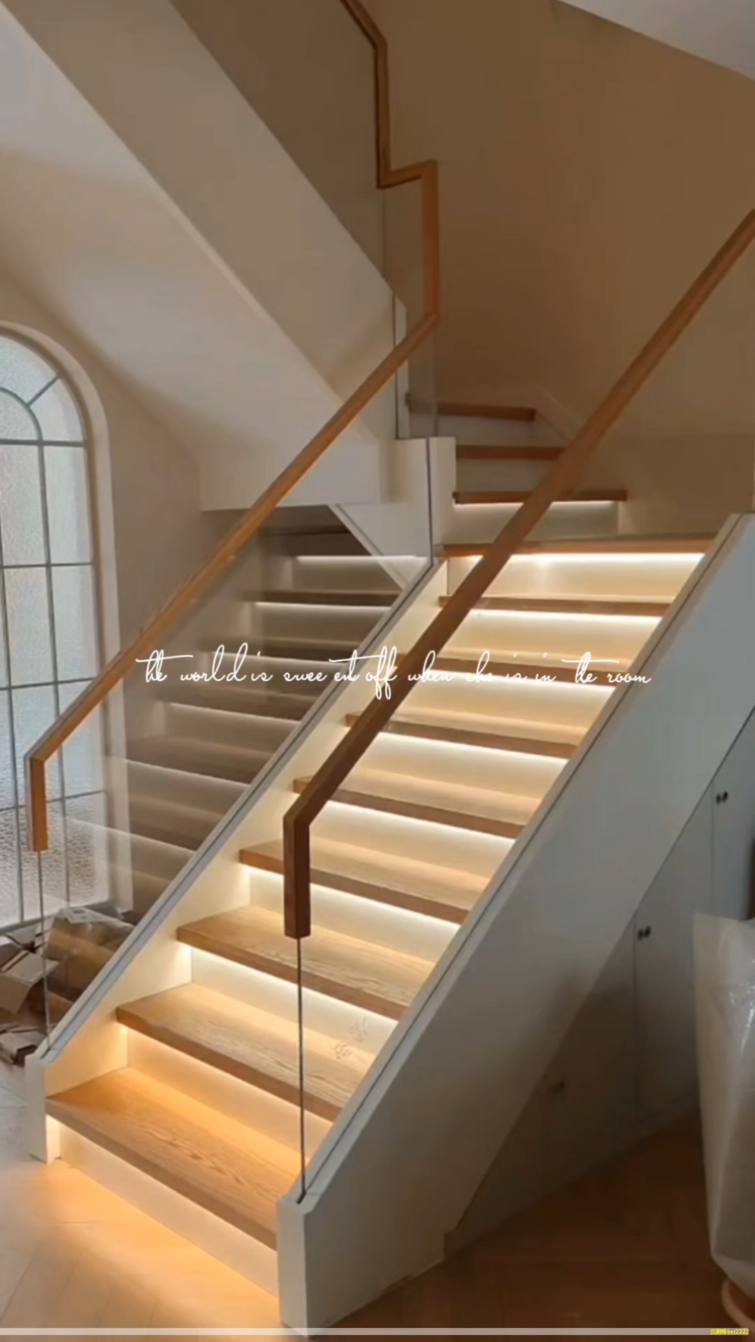 衣柜是家庭中不可或缺的收纳家具,既能整理物品,又能提升居室整洁度,逐渐成为日常生活中的贴身伙伴。下面介绍几种当前流行的轻奢极简风格衣柜,供你参考。 衣柜是家庭中不可或缺的收纳家具,既能整理物品,又能提升居室整洁度,逐渐成为日常生活中的贴身伙伴。下面介绍几种当前流行的轻奢极简风格衣柜,供你参考。