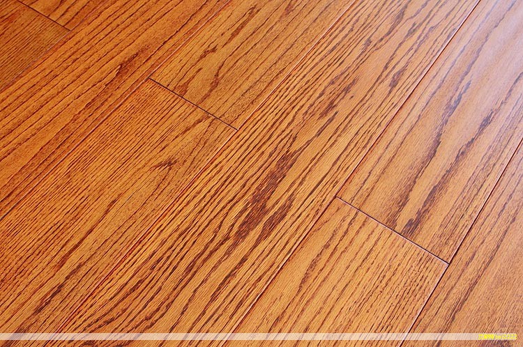 家里装修时,地板的选材是一个需要认真考量的环节。下面把市面上常见的地板类型及选购要点梳理清楚,帮助你更好地做决定。 家里装修时,地板的选材是一个需要认真考量的环节。下面把市面上常见的地板类型及选购要点梳理清楚,帮助你更好地做决定。