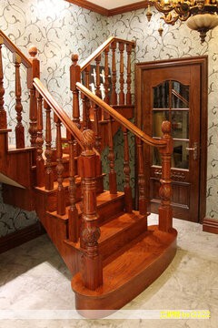 在家居装饰领域,实木沙发以天然质感和耐久性著称。面对众多选项,选购时应综合材质、工艺、舒适度与实用性等因素。下列十款实木沙发各具特色,便于您据此比较参考。 在家居装饰领域,实木沙发以天然质感和耐久性著称。面对众多选项,选购时应综合材质、工艺、舒适度与实用性等因素。下列十款实木沙发各具特色,便于您据此比较参考。