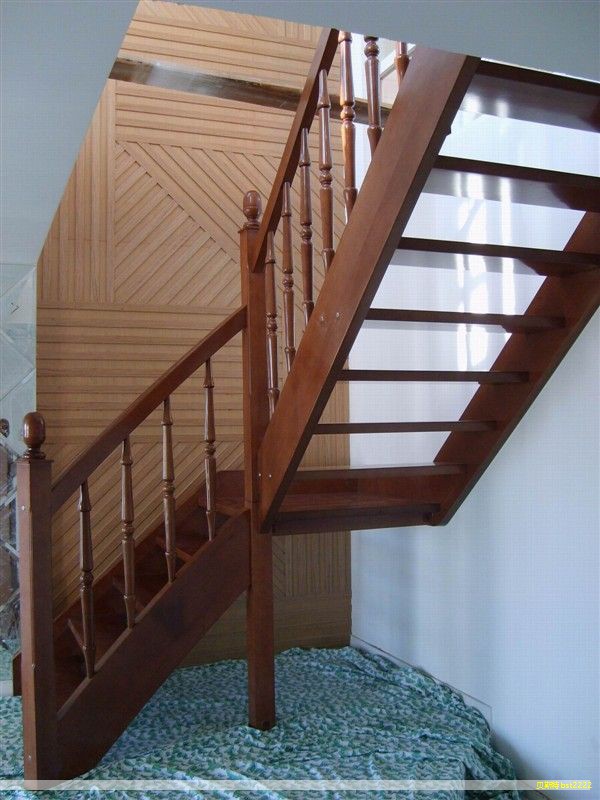 家用儿童上下床是一种以儿童为中心设计的家具,旨在让孩子更轻松地上下床并有效利用卧室的空间。相较于普通床,儿童上下床在尺寸、结构和功能上通常更贴合儿童的身高与力量,能够提升其独立性和自主感。 家用儿童上下床是一种以儿童为中心设计的家具,旨在让孩子更轻松地上下床并有效利用卧室的空间。相较于普通床,儿童上下床在尺寸、结构和功能上通常更贴合儿童的身高与力量,能够提升其独立性和自主感。