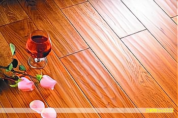 橱柜与衣柜在材料本质上是同类的,但过去橱柜为了压低成本常用厚度较薄的板材,通常为15mm,价格也因此偏低。如今市场上对厚度的关注度提高,衣柜多为18mm及以上,橱柜柜体也应达到至少18mm,以保证耐用性。 橱柜与衣柜在材料本质上是同类的,但过去橱柜为了压低成本常用厚度较薄的板材,通常为15mm,价格也因此偏低。如今市场上对厚度的关注度提高,衣柜多为18mm及以上,橱柜柜体也应达到至少18mm,以保证耐用性。