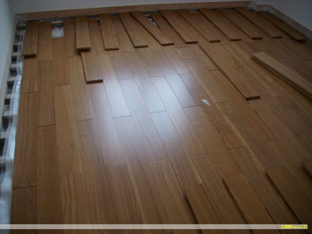 装修时的环保关注重点在于材料,尤其是使用量大、且可能带来污染的板材。下面整理五类相对环保的柜体板材,帮助你拓展选择范围、更稳妥地做决定。 装修时的环保关注重点在于材料,尤其是使用量大、且可能带来污染的板材。下面整理五类相对环保的柜体板材,帮助你拓展选择范围、更稳妥地做决定。