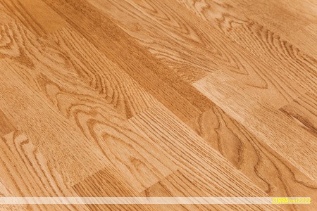 导语：在房屋装修中，地面材料的选择要结合房间的功能与风格来考虑。实木地板以天然材质和舒适脚感而广受青睐，品种多、原料各异，适合不同装修风格与预算。下文整理常见的实木地板材质及其特点，便于更精准地进行选材。