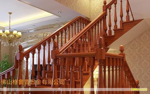 来宾市森林资源丰富,林地面积约75万公顷,森林覆盖率达到53.45%。曾获得“国家森林城市”“广西园林城市”等荣誉。近年来,依托资源禀赋,该市围绕产业转型升级进行系统性建设,以集群效应、产业链效应和规模效应为抓手,改革林业审批机制,统筹林地用途,推动“在空白处下放审批”,探索实现“高质量、高产值、高效能”的木材产业新路径。在短短三年间,木材加工业产值从不足9000万元提升至超过150亿元,初步构建木材产业全产业链,形成六大木材加工运输产业集群。 来宾市森林资源丰富,林地面积约75万公顷,森林覆盖率达到53.45%。曾获得“国家森林城市”“广西园林城市”等荣誉。近年来,依托资源禀赋,该市围绕产业转型升级进行系统性建设,以集群效应、产业链效应和规模效应为抓手,改革林业审批机制,统筹林地用途,推动“在空白处下放审批”,探索实现“高质量、高产值、高效能”的木材产业新路径。在短短三年间,木材加工业产值从不足9000万元提升至超过150亿元,初步构建木材产业全产业链,形成六大木材加工运输产业集群。