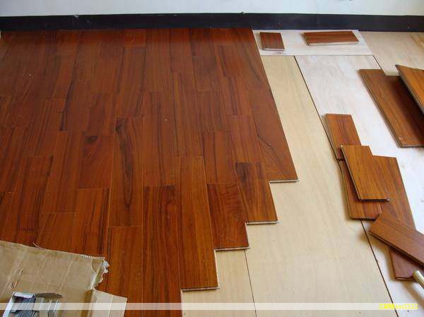 挑选户外家具时，木材往往是最直观的决定因素。不同木材在耐候性、维护成本、外观与加工难度上差异明显，本篇聚焦常见的户外木材及其优缺点，帮助你更清晰地做出选择。