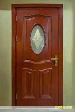 在整体空间以浅色调为主的情况下，楼梯扶手也可以选择浅色系进行装饰。外轮廓采用原木色，形成对比与层次感，视觉效果更显和谐。