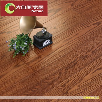 在家装过程中，地板是整体风格的关键支撑。实木地板以天然质感和长期使用价值备受青睐，以下从功能性、健康性和美观性等角度，解析其魅力与局限，帮助你更理性地决策。