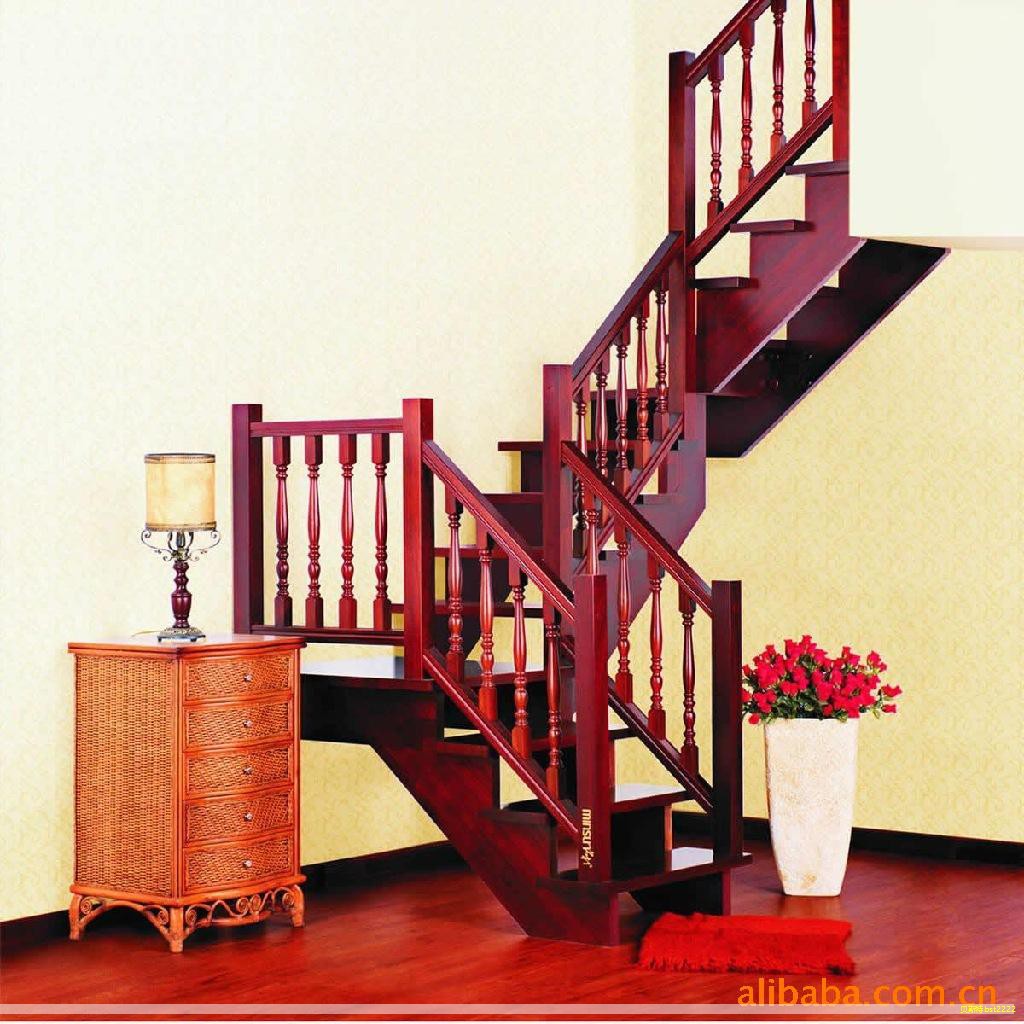 地面装修选择常让人纠结，常见的木地板分为三类：实木地板、实木复合地板和强化木地板。下面对三者的优缺点及选购要点进行整理，帮助你更清晰地做出决定。