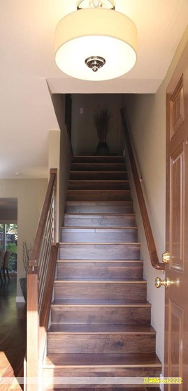 购买实木衣柜时，常会发现同样几块木料却能换来高额价格。实木衣柜的完整生产流程并非直接把木头变成成品，而是经过一系列复杂工序的加工与损耗，最终可用木材的比例相对较低。以常见的一吨原木为例，经过二十多道工序后，实际可用于成品的木材比例约为三成左右，因此不能简单等同于一吨木材对应一吨成品。