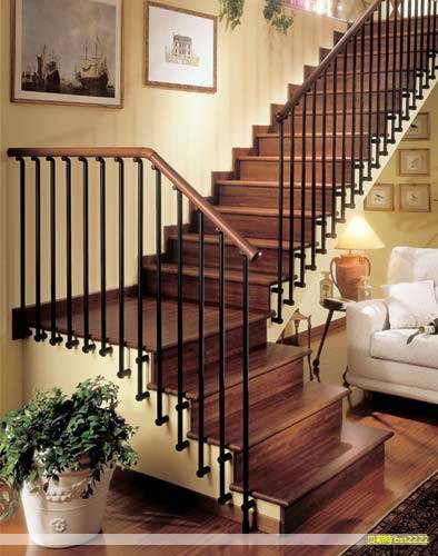 沙发是客厅的基调，日常使用频率最高的家具之一。选对一款舒适、美观、耐用的沙发，不仅提升生活品质，还能彰显个人品味。但面对市场上丰富的品牌、风格、材质与尺寸，选购容易让人纠结。下面给出系统的选购要点，帮助你更从容地找到心仪之选。