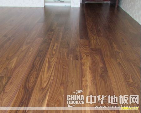 宿迁市木材加工行业长期以来是地方经济的重要支柱，但曾存在行业发展无序、粉尘污染较重、环保设施达标率不高等问题，影响大气环境质量。为实现绿色环保、本质安全、产业升级、提质增效的总目标，宿迁推进木材加工等产业的整治提升与高质量发展，推动产业“脱胎换骨”，大气污染治理取得积极成效。