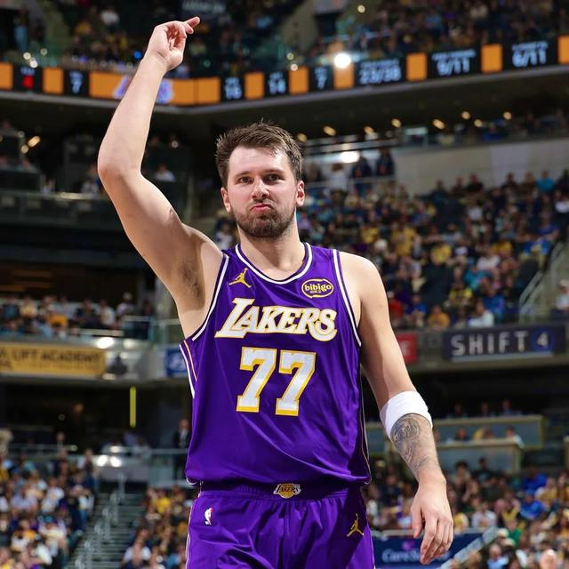 湖人险胜步行者 詹姆斯23+9+9东契奇43分追平哈登