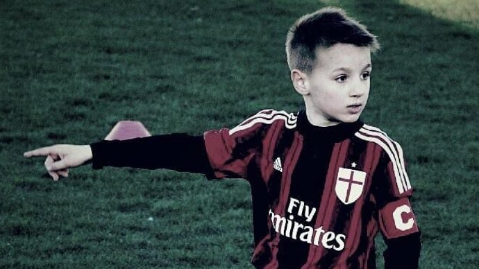 米兰青训新星卡马尔达伤愈复出路：目睹队友闪