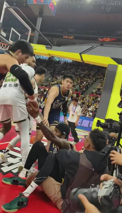 辽宁男篮力克广东终结三连败 杜锋换人策略遭质